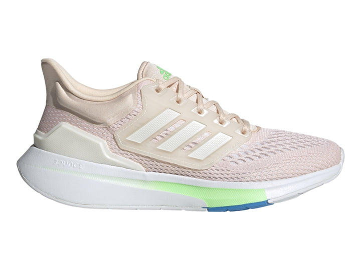 Tenis Adidas EQ21 RUN color durazno con franjas blancas y detalles en verde y azul.