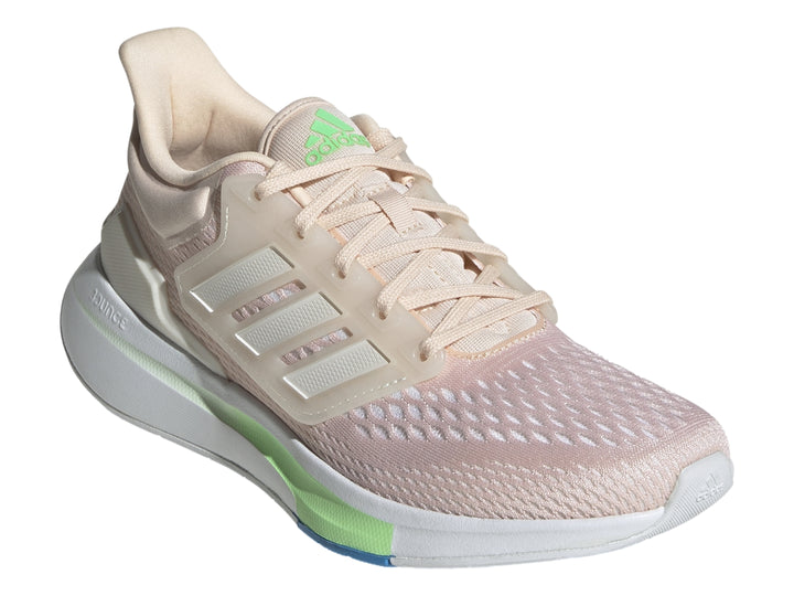 Tenis Adidas EQ21 RUN color durazno con franjas blancas y detalles en verde y azul.