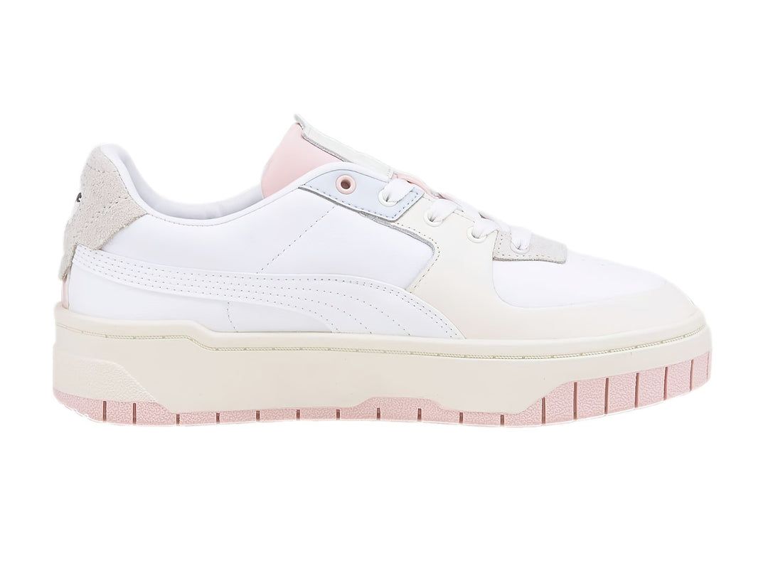 Tenis PUMA Cali Dream para mujer en color blanco con detalles en rosa y gris, con suela de plataforma blanca.