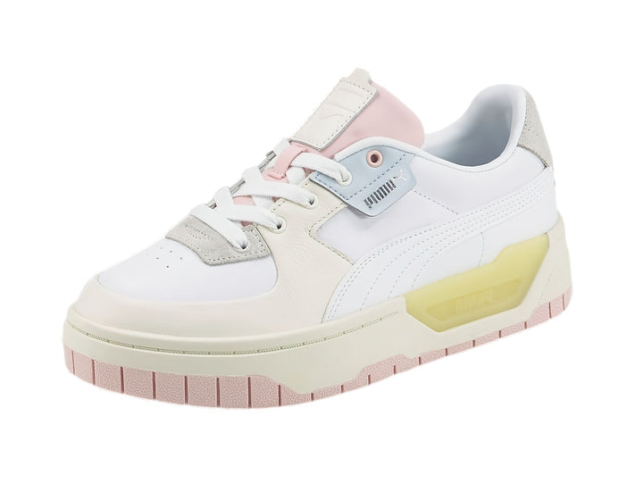 Tenis PUMA Cali Dream para mujer en color blanco con detalles en rosa y gris, con suela de plataforma blanca.