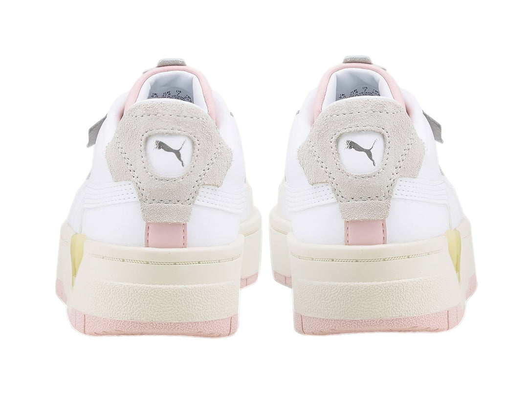 Tenis PUMA Cali Dream para mujer en color blanco con detalles en rosa y gris, con suela de plataforma blanca.