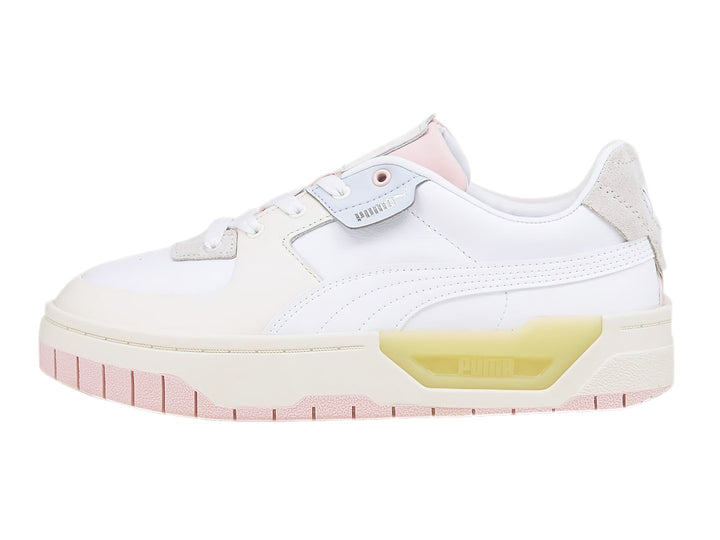 Tenis PUMA Cali Dream para mujer en color blanco con detalles en rosa y gris, con suela de plataforma blanca.