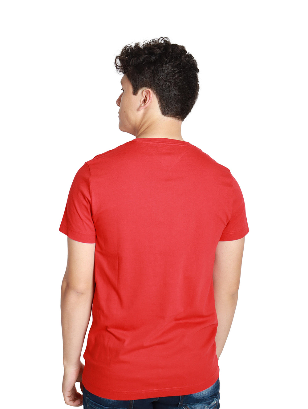 Hombre vistiendo una camiseta roja de cuello en V y manga corta de la marca Tommy Hilfiger.