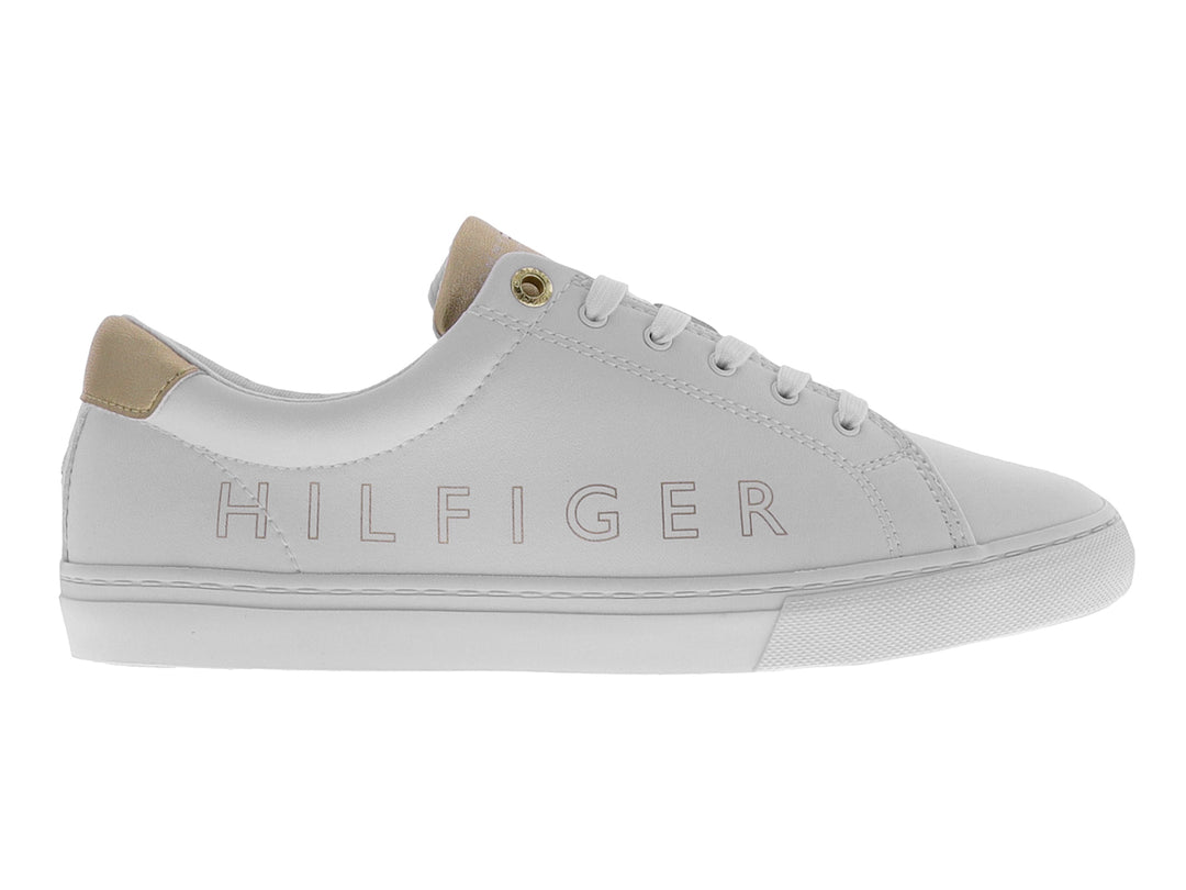 Tenis blancos Tommy Hilfiger de corte bajo con detalles en color beige y nombre de la marca grabado en el lateral.