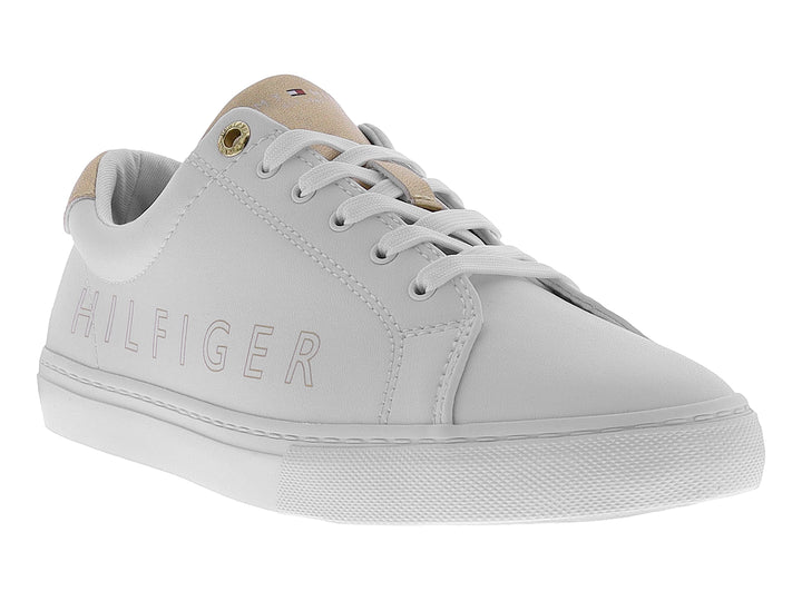 Tenis blancos Tommy Hilfiger de corte bajo con detalles en color beige y nombre de la marca grabado en el lateral.