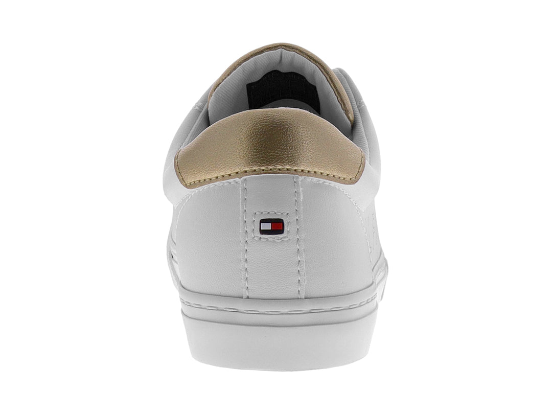 Tenis blancos Tommy Hilfiger de corte bajo con detalles en color beige y nombre de la marca grabado en el lateral.