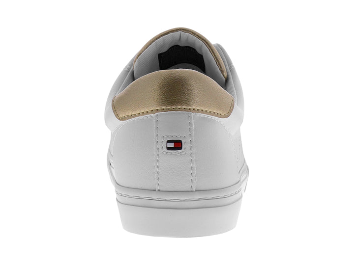 Tenis blancos Tommy Hilfiger de corte bajo con detalles en color beige y nombre de la marca grabado en el lateral.