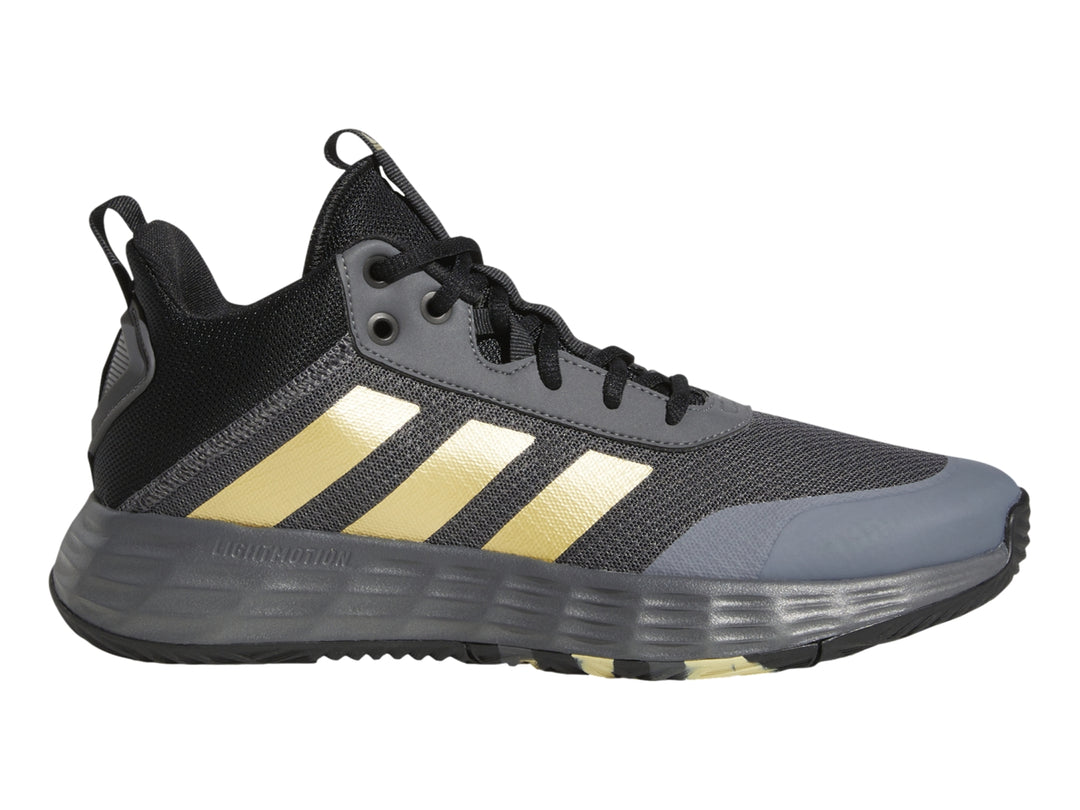 Tenis Adidas OwnTheGame 2.0 en color gris y negro con tres franjas doradas laterales.