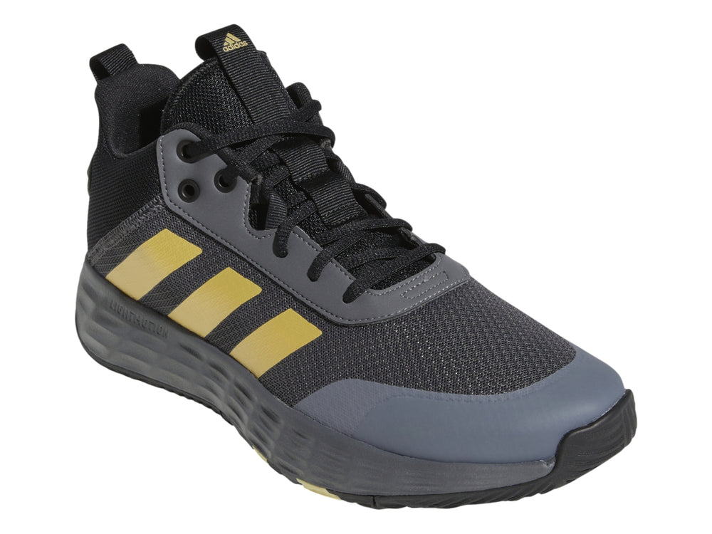 Tenis Adidas OwnTheGame 2.0 en color gris y negro con tres franjas doradas laterales.