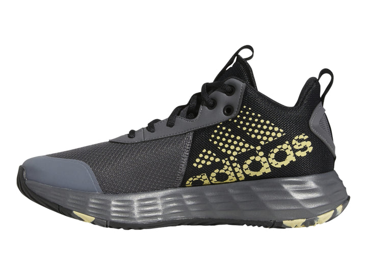 Tenis Adidas OwnTheGame 2.0 en color gris y negro con tres franjas doradas laterales.