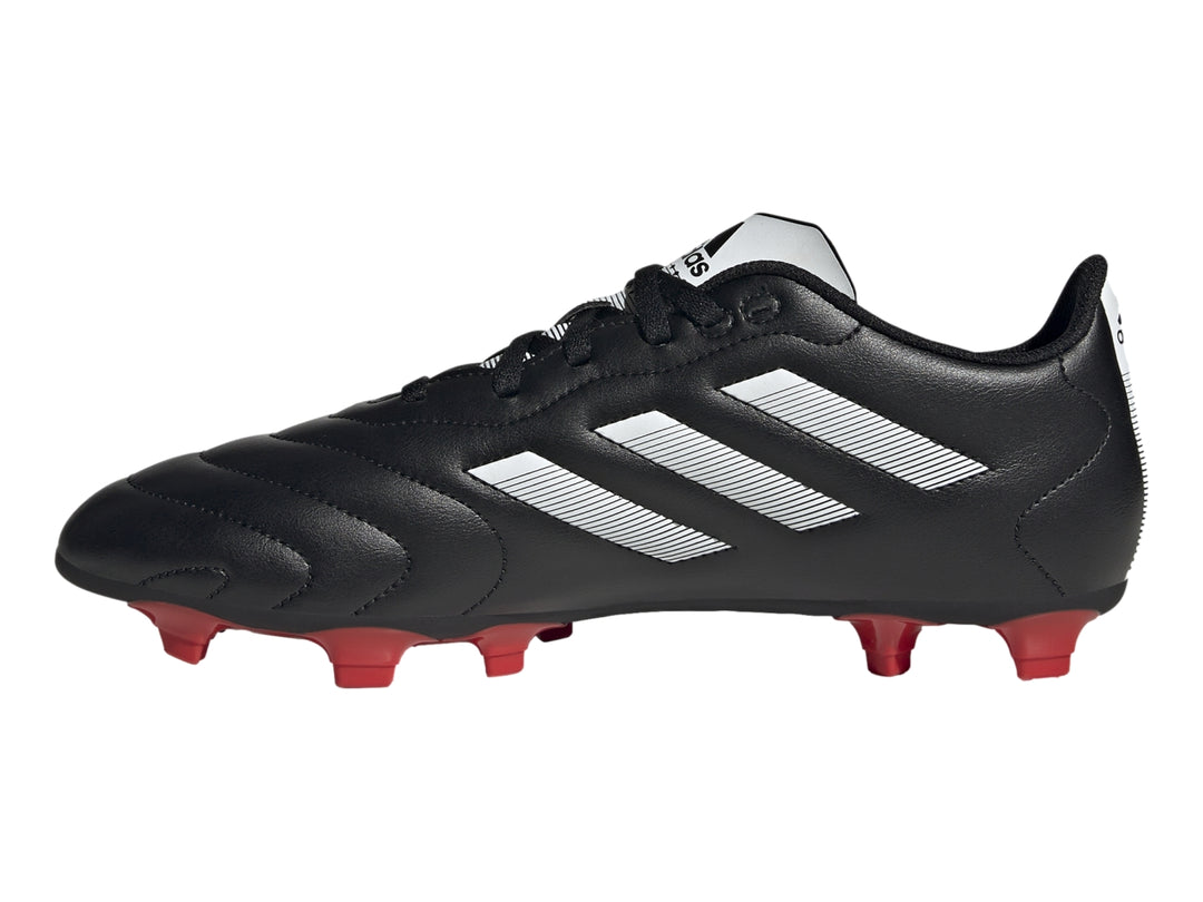Botas de fútbol Adidas Goletto VIII en color negro con tres franjas blancas y tacos rojos.