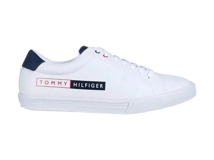 Tenis Tommy Hilfiger color blanco con detalles en azul y logotipo rectangular en el costado.