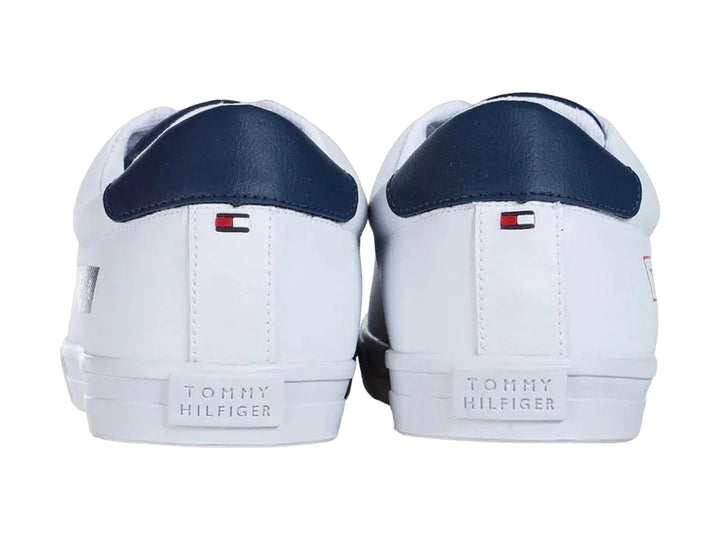 Tenis Tommy Hilfiger color blanco con detalles en azul y logotipo rectangular en el costado.