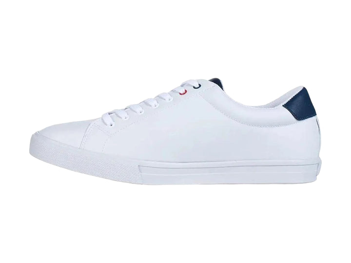 Tenis Tommy Hilfiger color blanco con detalles en azul y logotipo rectangular en el costado.