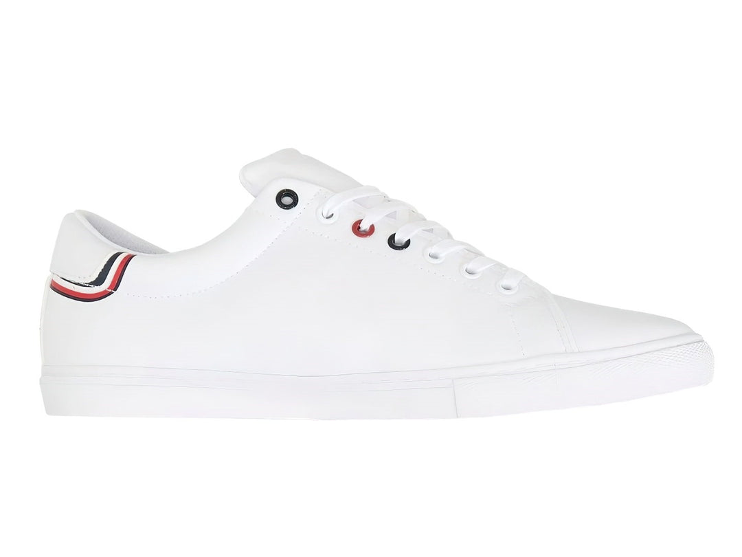 Tenis blancos Tommy Hilfiger de estilo casual con detalles en rojo y azul en el talón y ojales.