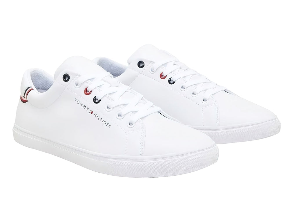 Tenis blancos Tommy Hilfiger de estilo casual con detalles en rojo y azul en el talón y ojales.