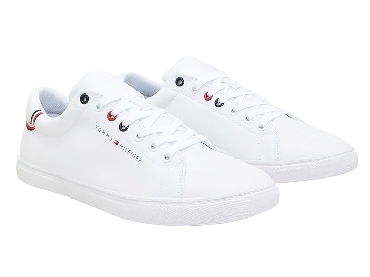 Tenis blancos Tommy Hilfiger de estilo casual con detalles en rojo y azul en el talón y ojales.