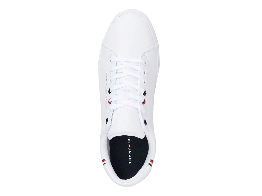 Tenis blancos Tommy Hilfiger de estilo casual con detalles en rojo y azul en el talón y ojales.