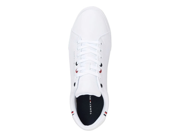 Tenis blancos Tommy Hilfiger de estilo casual con detalles en rojo y azul en el talón y ojales.