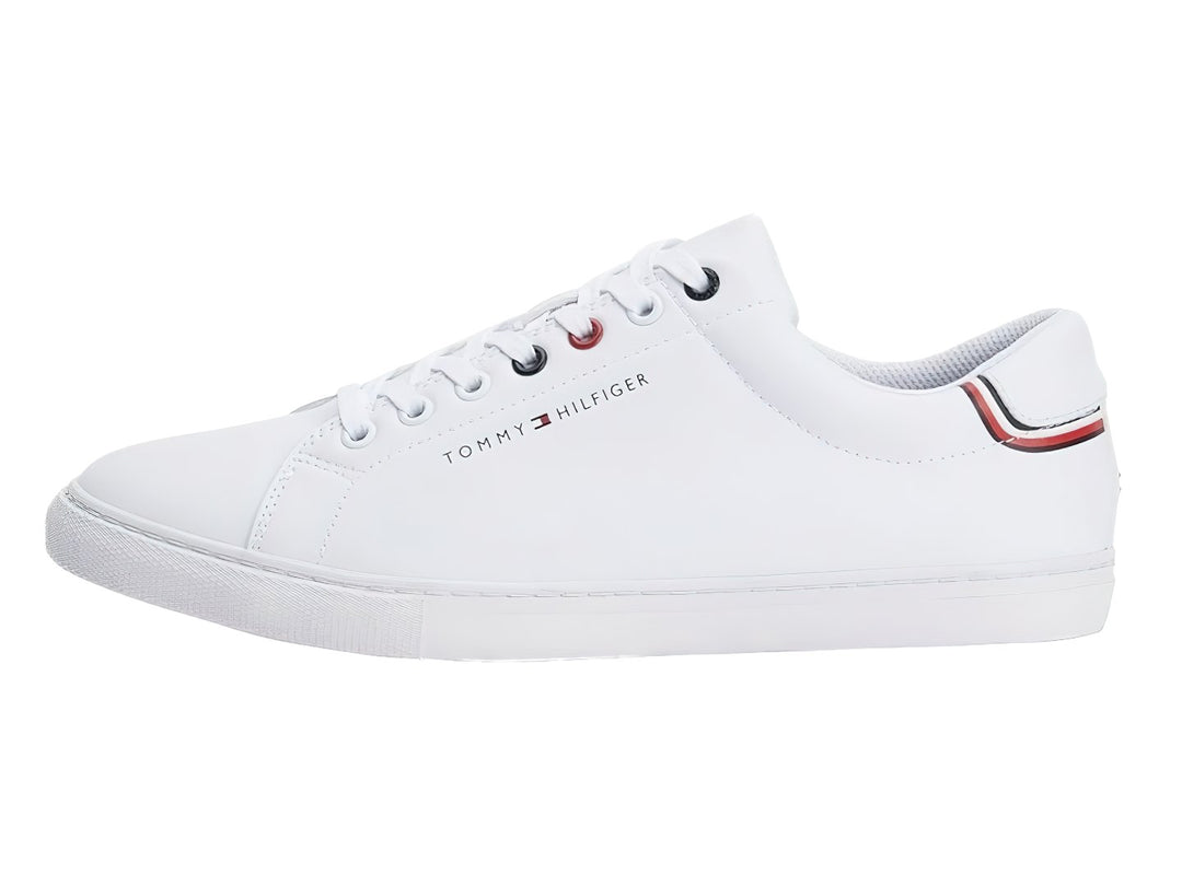 Tenis blancos Tommy Hilfiger de estilo casual con detalles en rojo y azul en el talón y ojales.