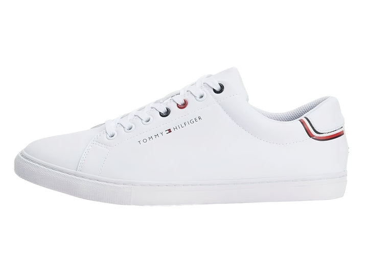 Tenis blancos Tommy Hilfiger de estilo casual con detalles en rojo y azul en el talón y ojales.
