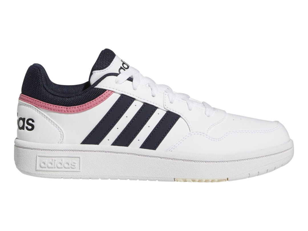 Tenis Adidas blancos con tres franjas azul marino y un detalle rosa en el cuello.