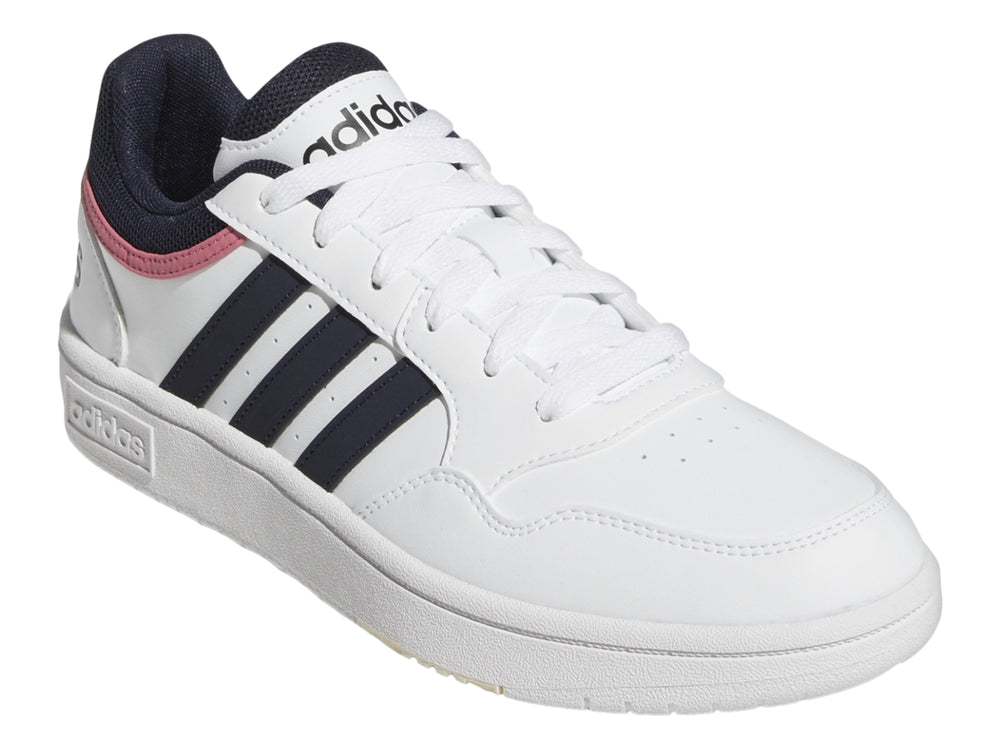Tenis Adidas blancos con tres franjas azul marino y un detalle rosa en el cuello.