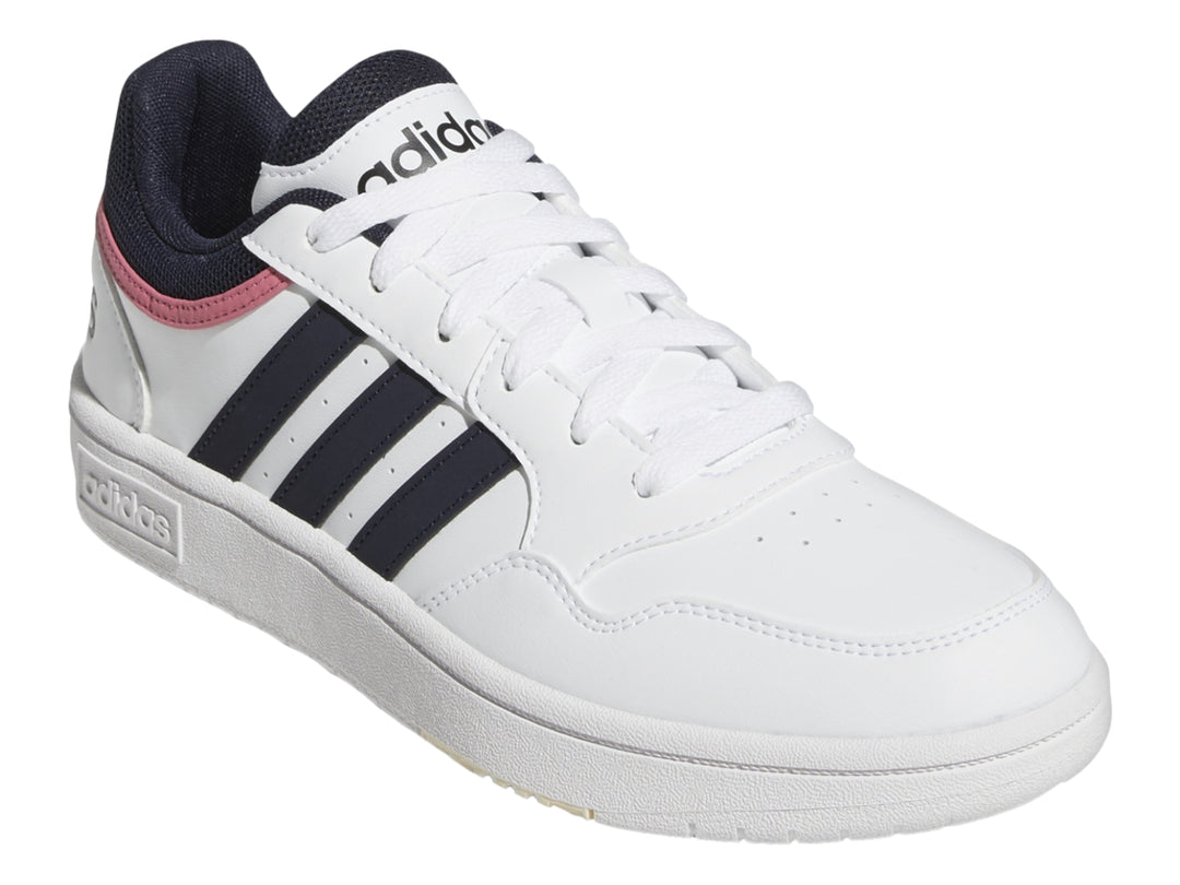 Tenis Adidas blancos con tres franjas azul marino y un detalle rosa en el cuello.