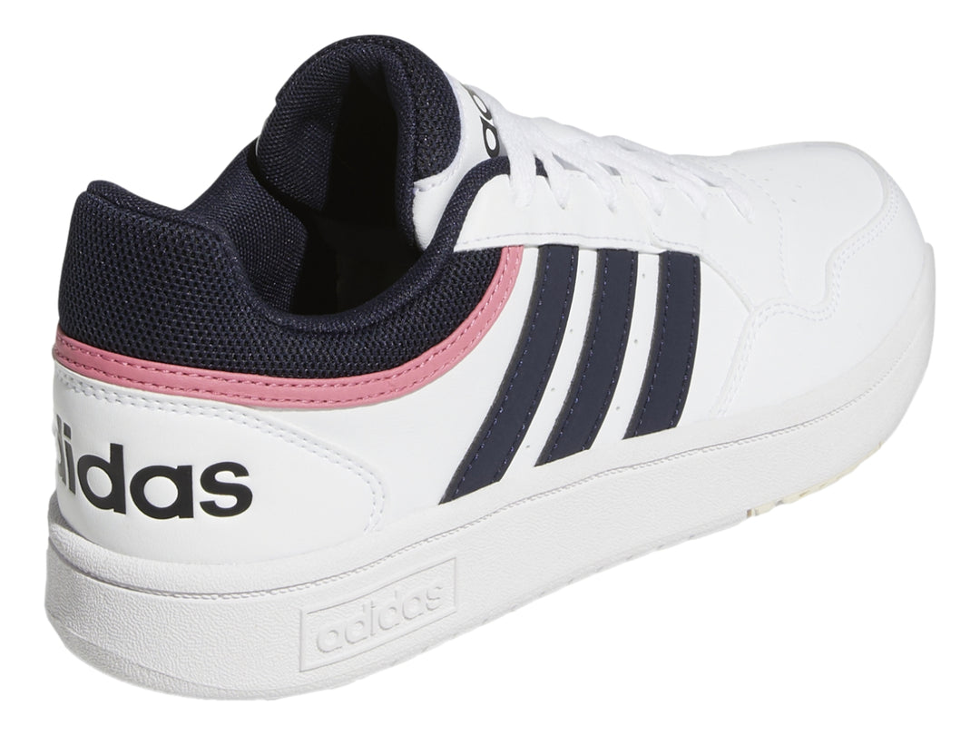 Tenis Adidas blancos con tres franjas azul marino y un detalle rosa en el cuello.