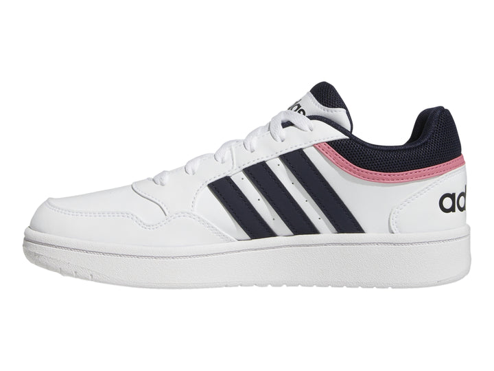 Tenis Adidas blancos con tres franjas azul marino y un detalle rosa en el cuello.