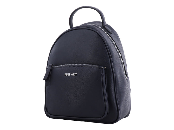 Mochila negra de Nine West en cuero sintético con asa superior y bolsillo frontal con cierre.