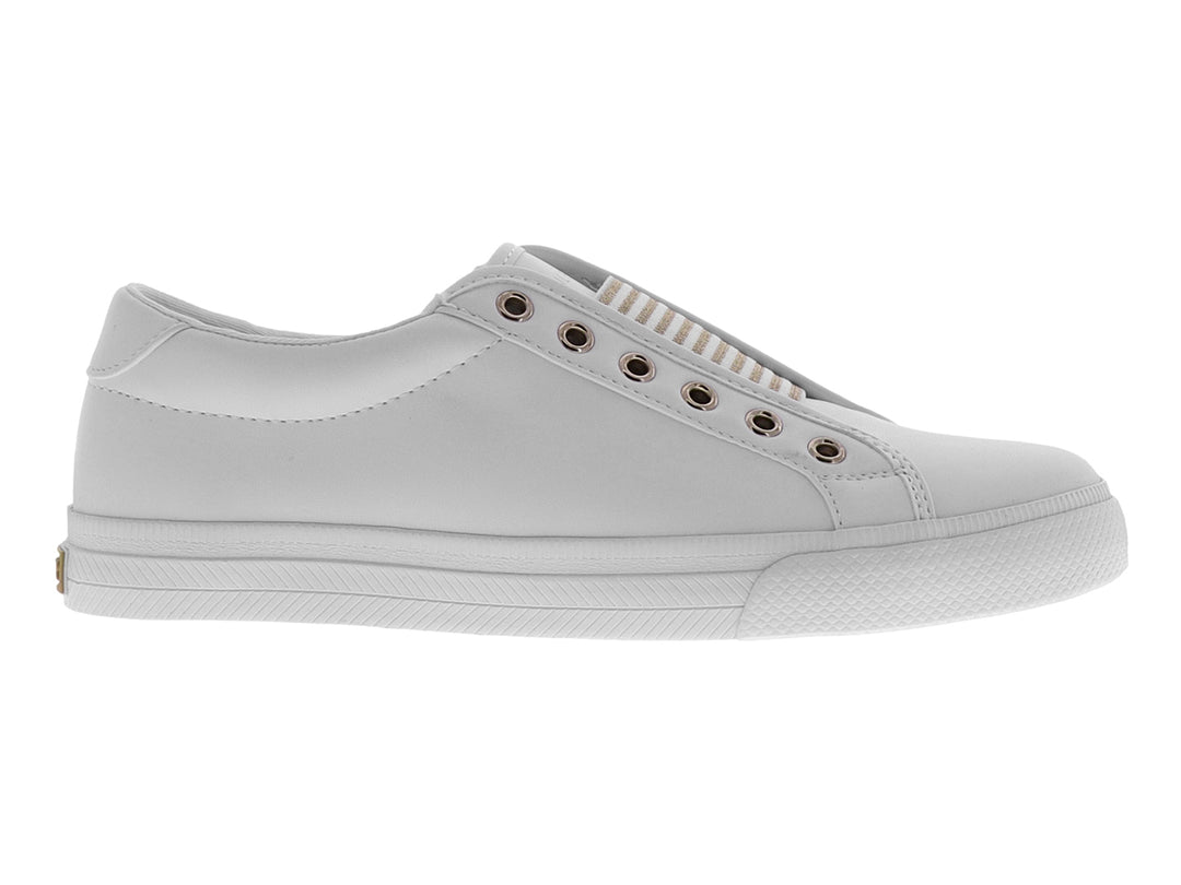 Tenis Tommy Hilfiger color blanco estilo slip-on con detalles de ojetes laterales y suela blanca.