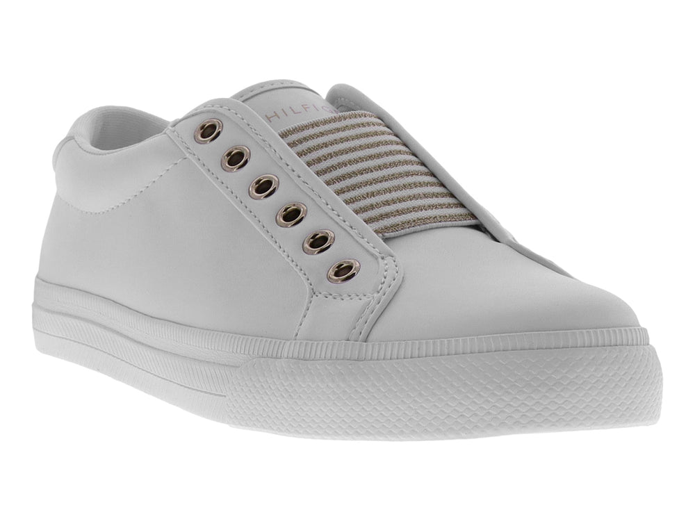 Tenis Tommy Hilfiger color blanco estilo slip-on con detalles de ojetes laterales y suela blanca.