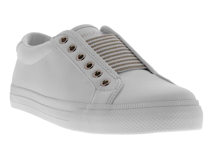 Tenis Tommy Hilfiger color blanco estilo slip-on con detalles de ojetes laterales y suela blanca.