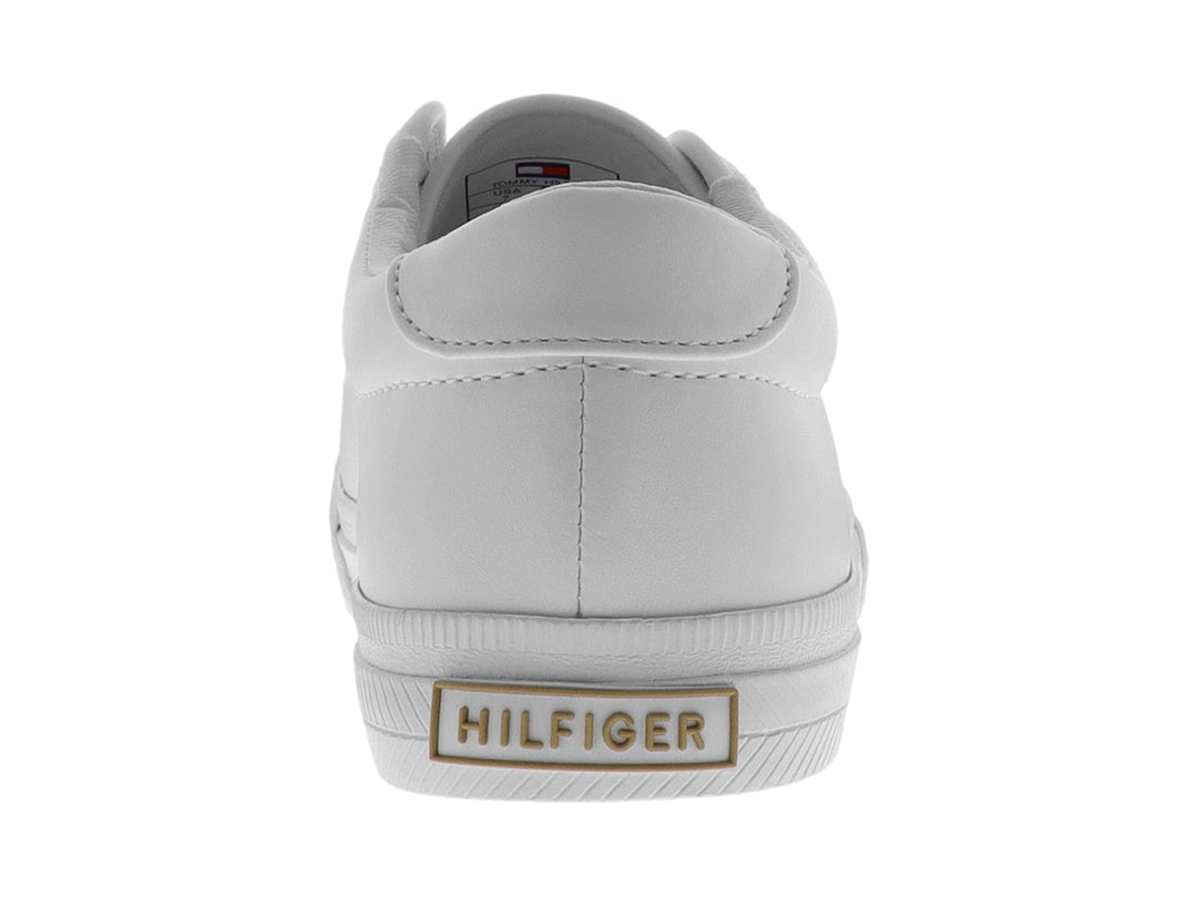 Tenis Tommy Hilfiger color blanco estilo slip-on con detalles de ojetes laterales y suela blanca.