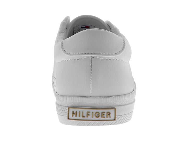 Tenis Tommy Hilfiger color blanco estilo slip-on con detalles de ojetes laterales y suela blanca.