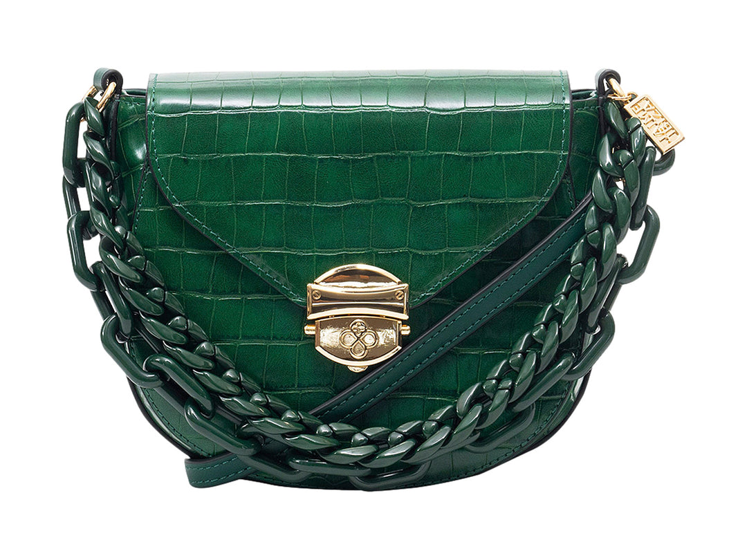 Bolso verde con textura de piel de cocodrilo, asa de cadena gruesa y detalles dorados.