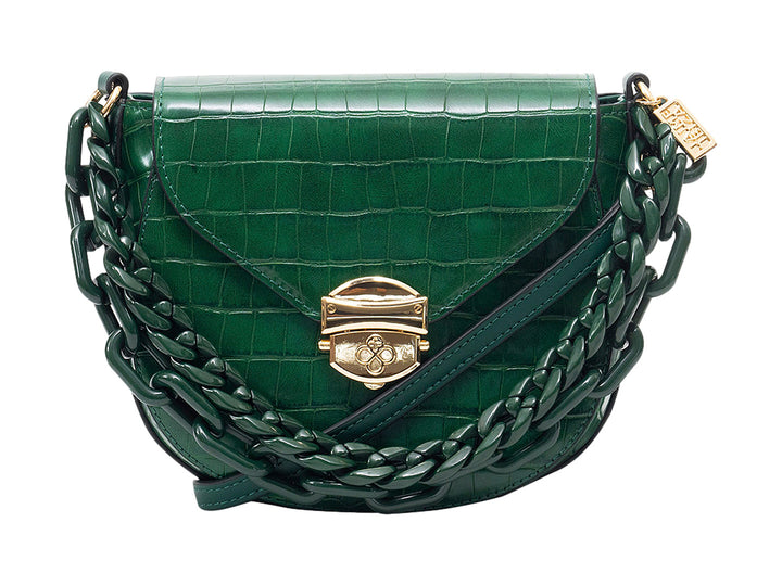 Bolso verde con textura de piel de cocodrilo, asa de cadena gruesa y detalles dorados.