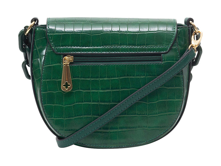 Bolso verde con textura de piel de cocodrilo, asa de cadena gruesa y detalles dorados.