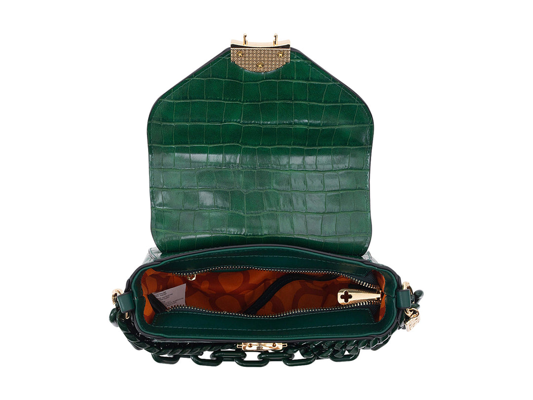 Bolso verde con textura de piel de cocodrilo, asa de cadena gruesa y detalles dorados.