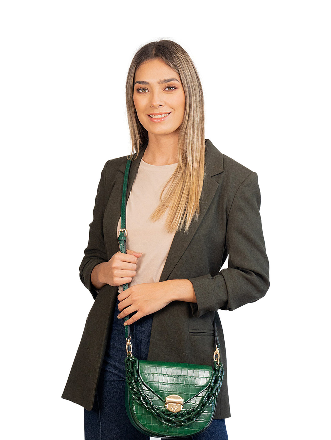 Bolso verde con textura de piel de cocodrilo, asa de cadena gruesa y detalles dorados.