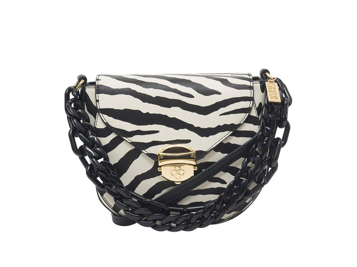 Bolso de hombro Jaime Ibiza con estampado de cebra en blanco y negro, asa de cadena negra gruesa y cierre dorado.