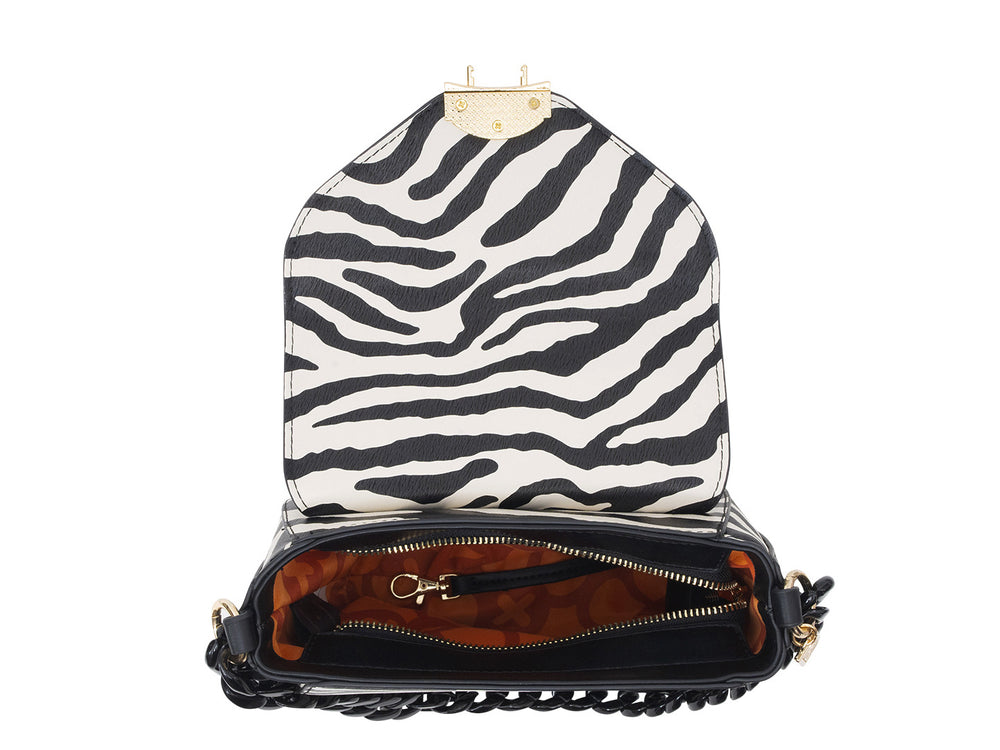 Bolso de hombro Jaime Ibiza con estampado de cebra en blanco y negro, asa de cadena negra gruesa y cierre dorado.