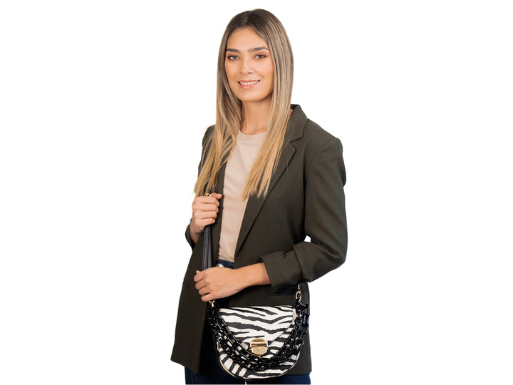 Bolso de hombro Jaime Ibiza con estampado de cebra en blanco y negro, asa de cadena negra gruesa y cierre dorado.