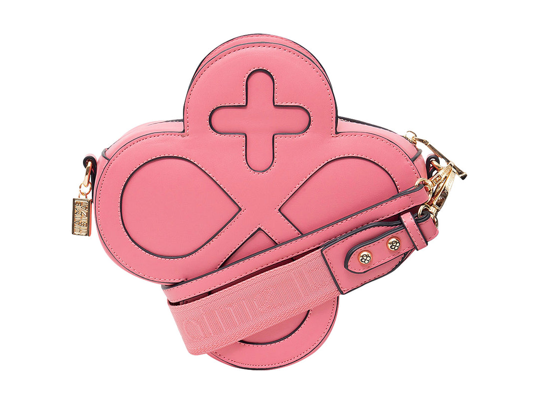 Bolso rosa de Jaime Ibiza con forma de trébol, correa ancha y detalles dorados.