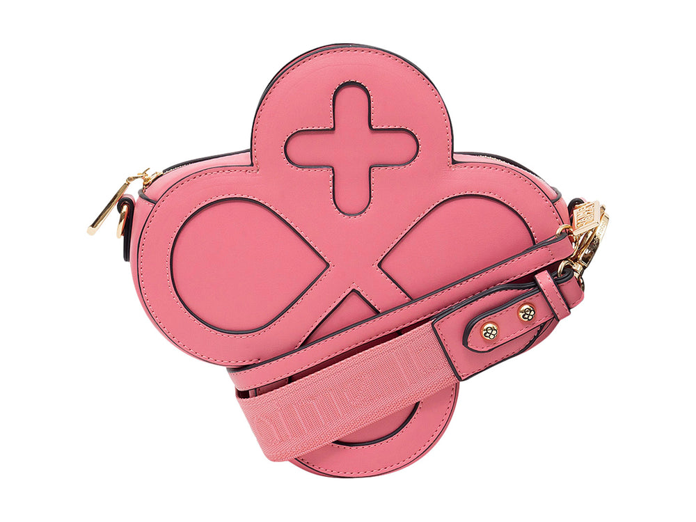 Bolso rosa de Jaime Ibiza con forma de trébol, correa ancha y detalles dorados.