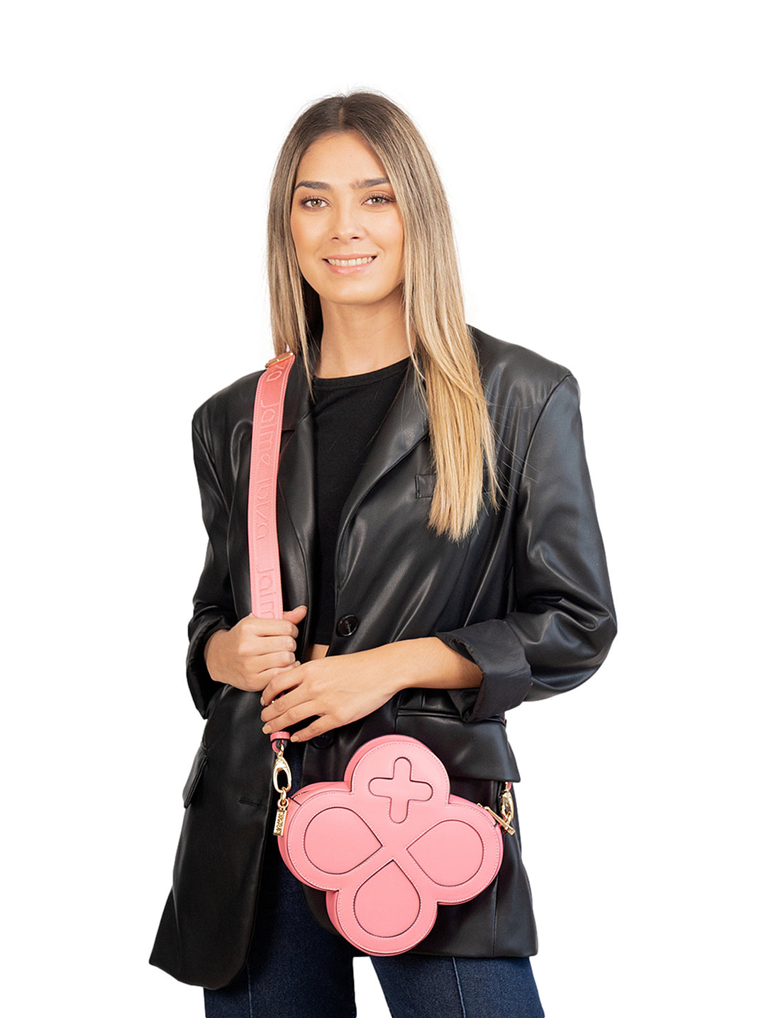 Bolso rosa de Jaime Ibiza con forma de trébol, correa ancha y detalles dorados.