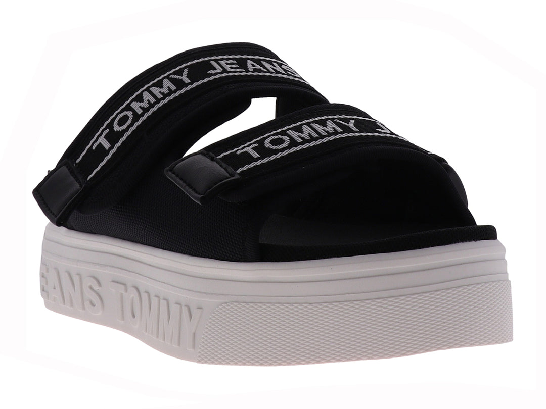 Sandalia negra de plataforma marca Tommy Jeans con suela blanca y correas de tela.