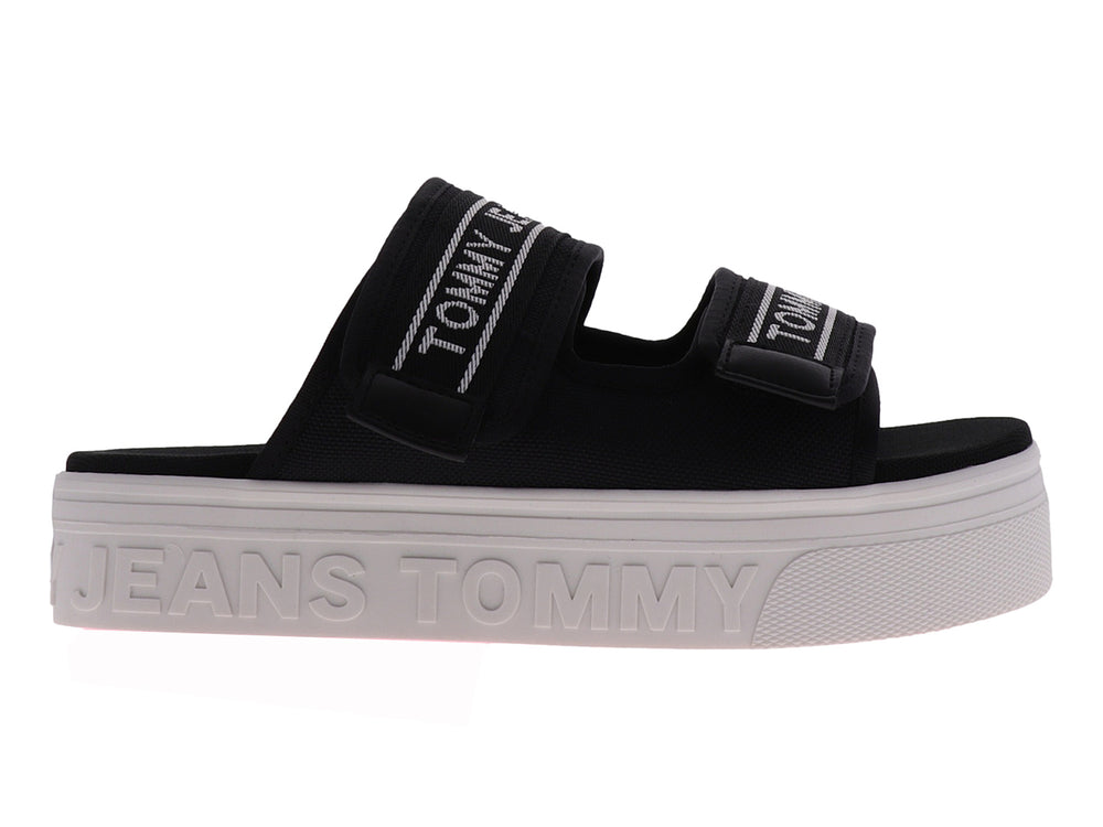 Sandalia negra de plataforma marca Tommy Jeans con suela blanca y correas de tela.