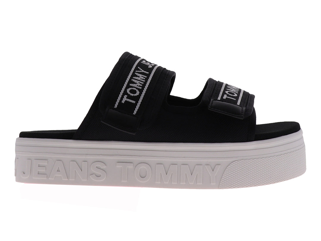 Sandalia negra de plataforma marca Tommy Jeans con suela blanca y correas de tela.